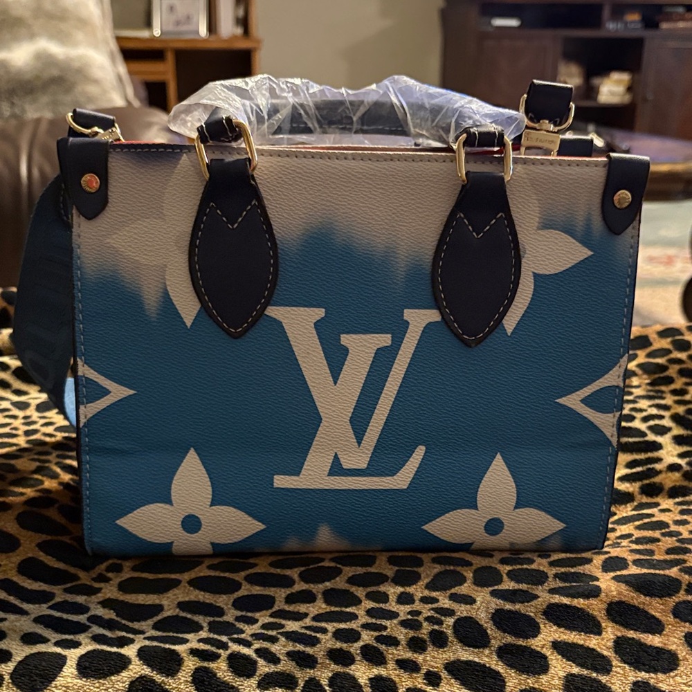 Inspired crossbody or shoulder bag.